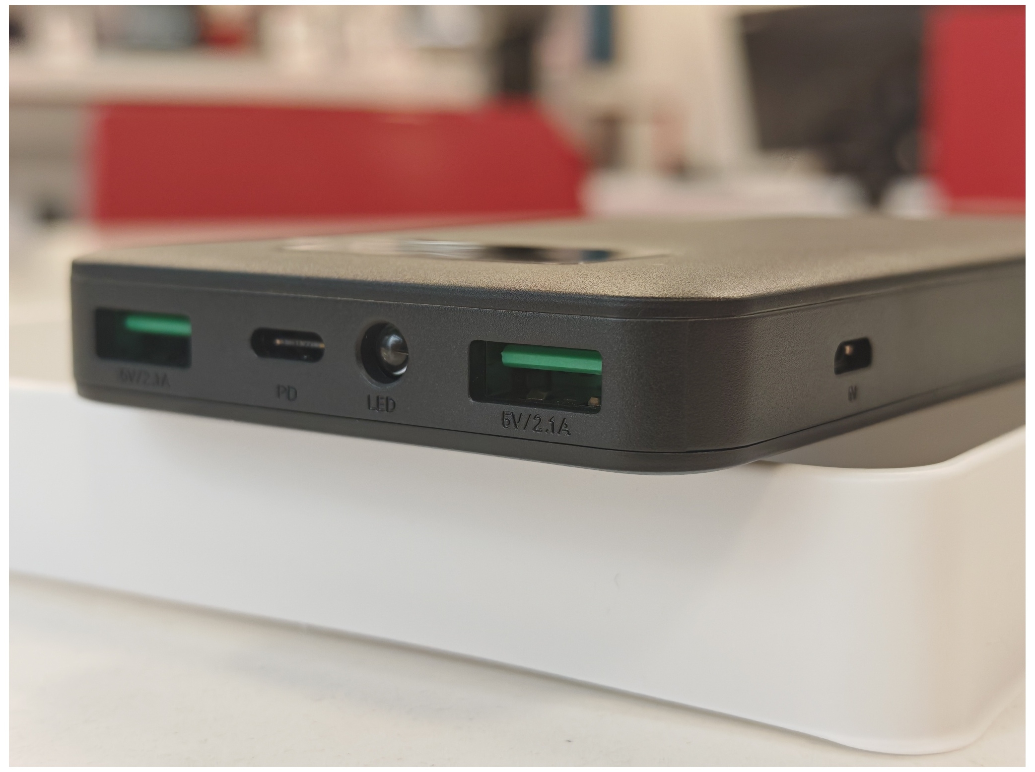 QTshine HX100K7 Powerbank 13800mAh Sort