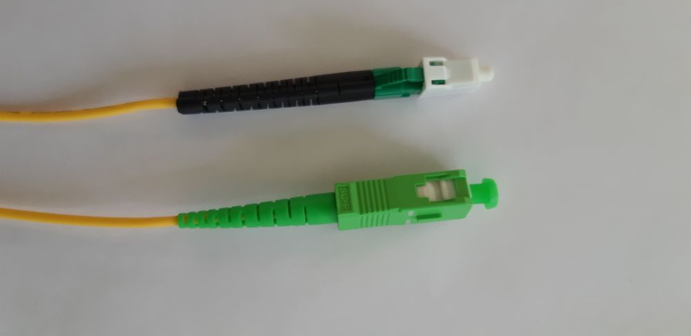 LWL-1 fiber patch kit. 20mtr.LC(APC)-SC(APC), 9/125u, OS2, G657A2, AD=2mm, LC has flexible anti-kink grommet, Synergy21