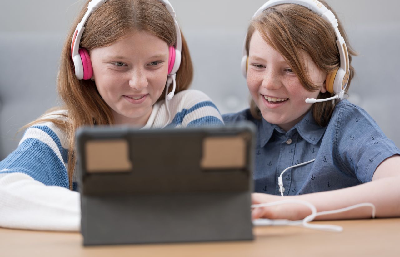 Onanoff headphones for children / homeschooling / pink