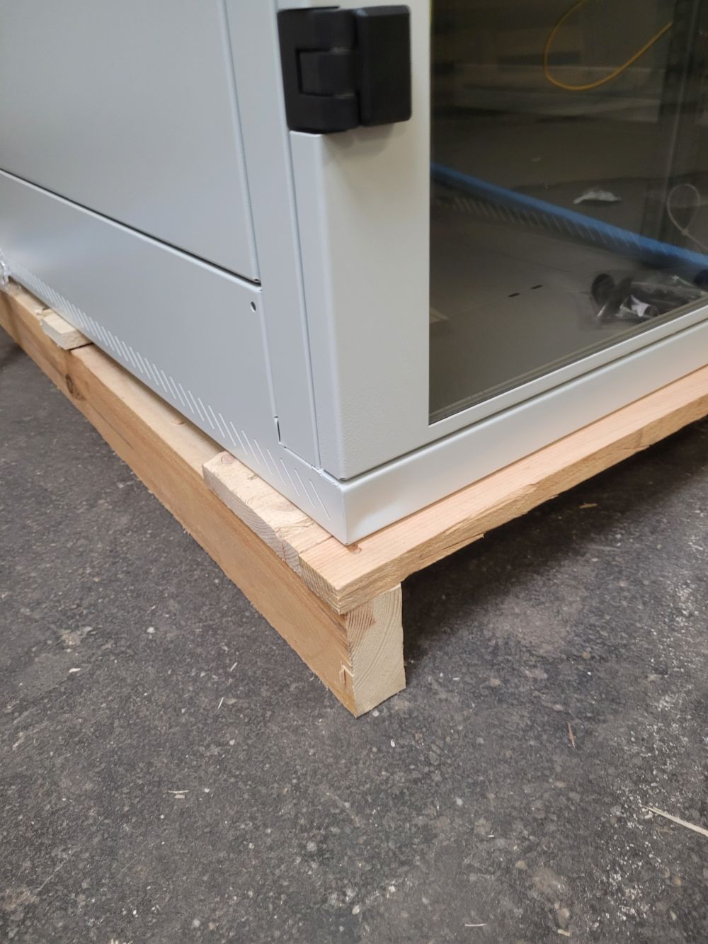 Triton 19" Schrank 32U, B600/T1000, Lichtgrau, *Demoschrank Vorne/unten/links im Sockelbereich leichte Delle*